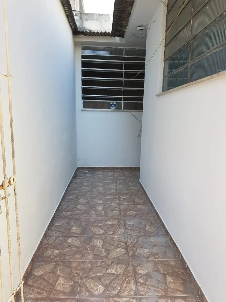 Unfurnished 2-bedroom apartment with ceramic floors — photo 16