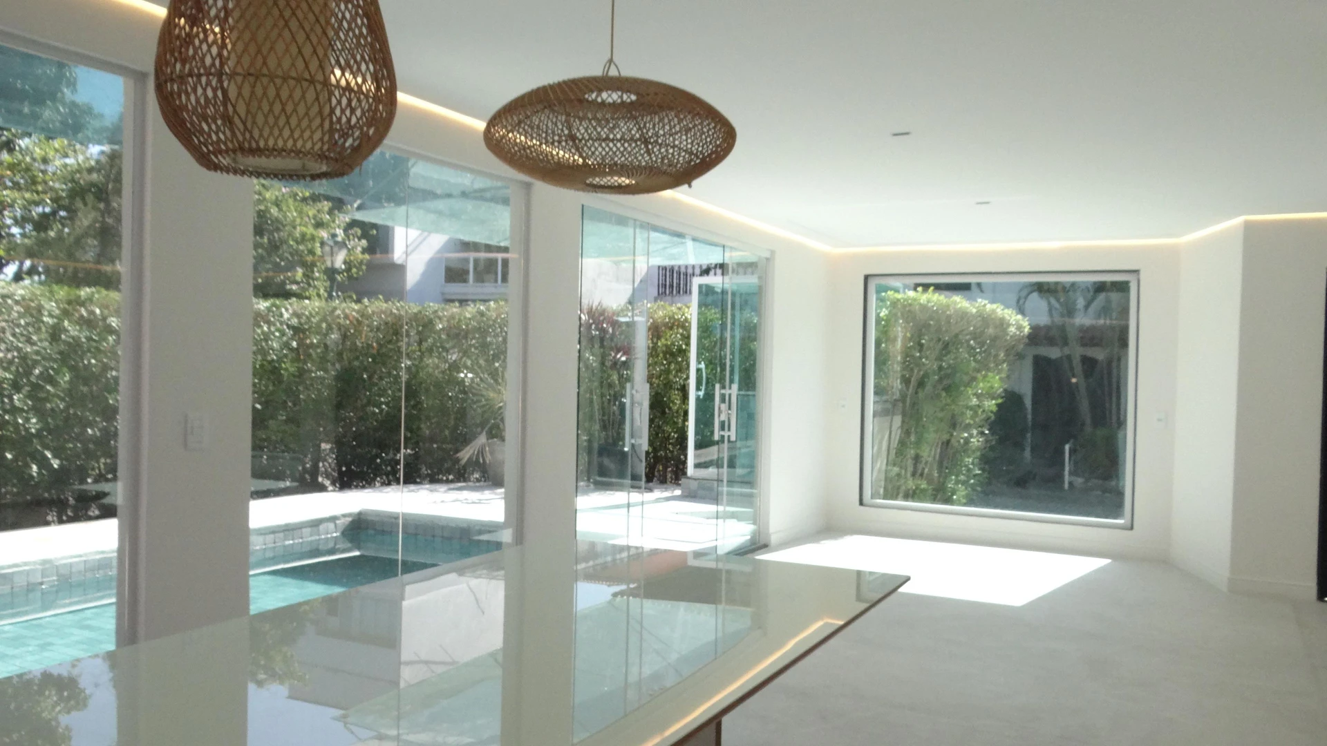 Casa de 384 m² com janelas do piso ao teto e varanda gourmet — photo 80