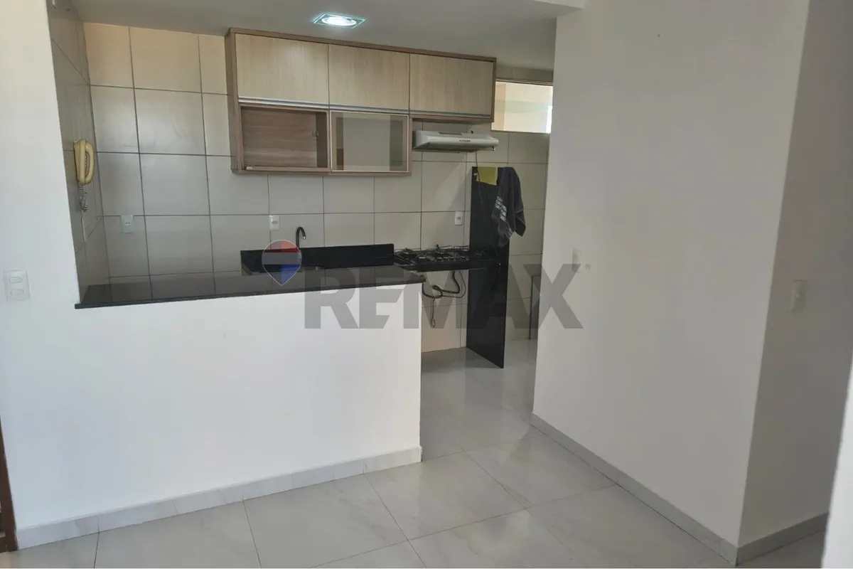 Apartamento de 2 quartos em condomínio com piscina