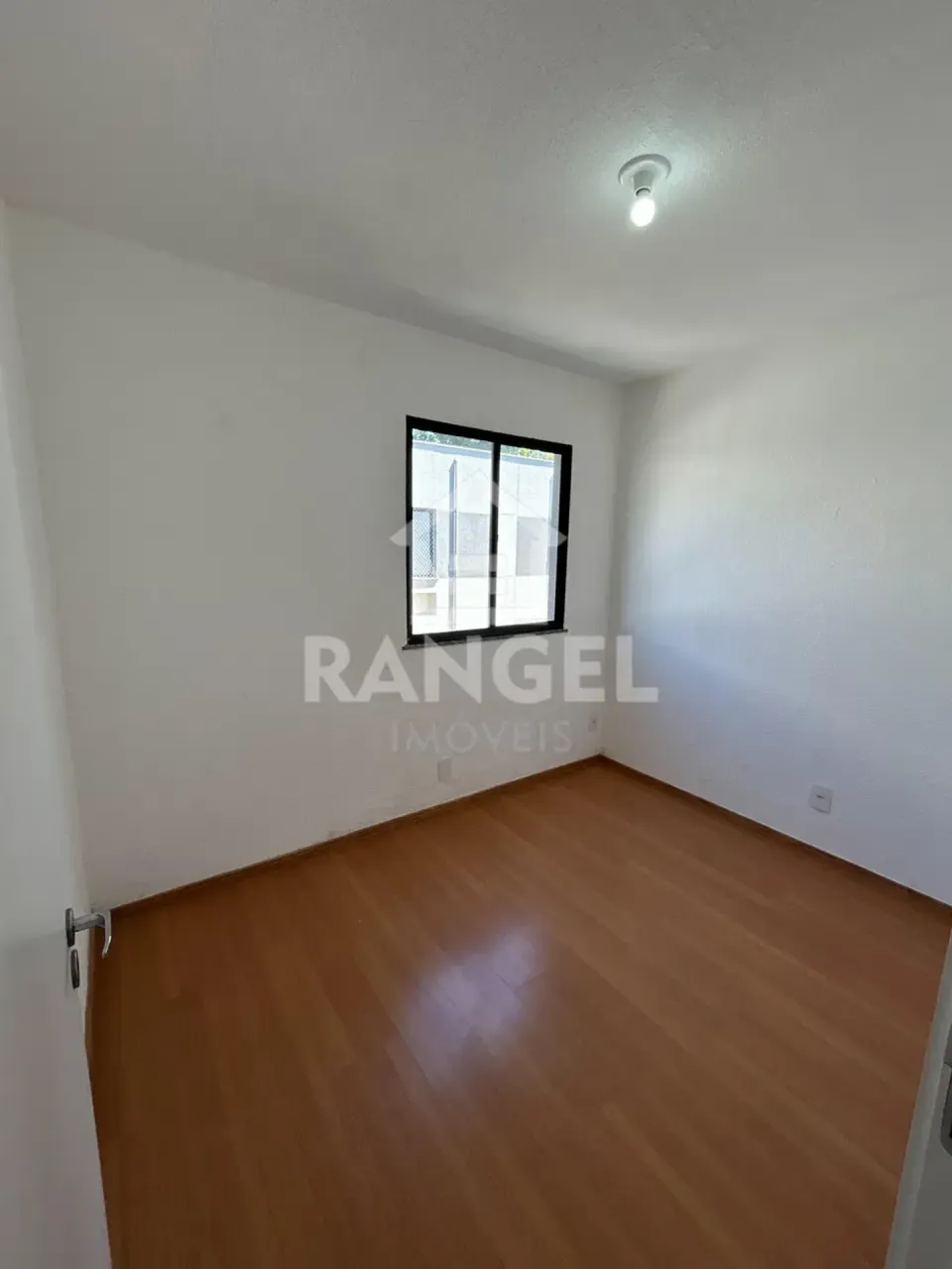 House with 2 bedrooms and 2 bathrooms, includes parking — photo 3