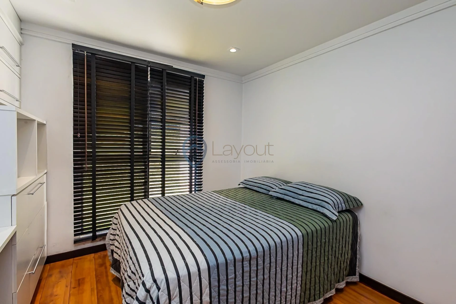 Рабочее место и 4 спальни: дом 381 м² — photo 26