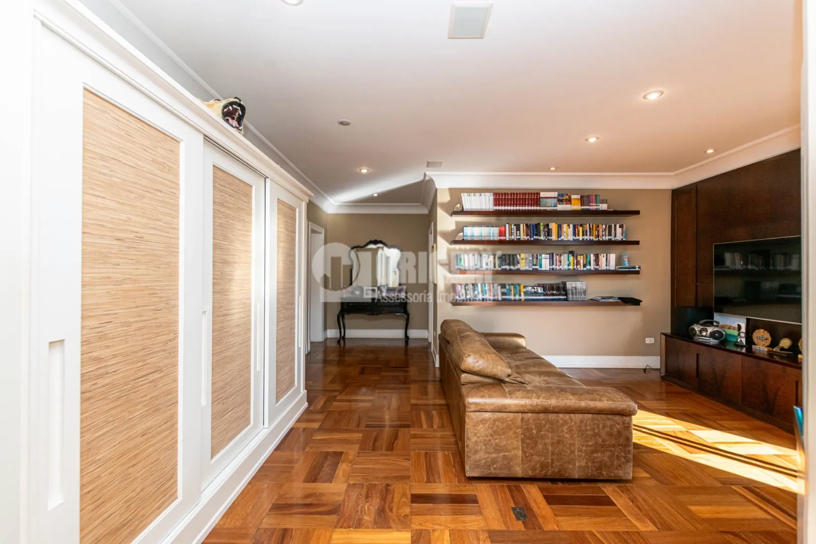 589 m² house with a bathtub and a water view — photo 69