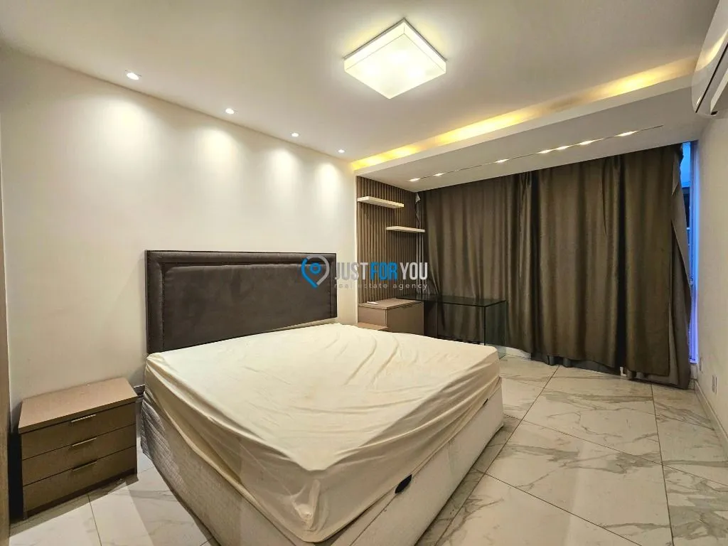 Floor-to-ceiling windows in a 3-bedroom apartment, 250 m² — photo 39