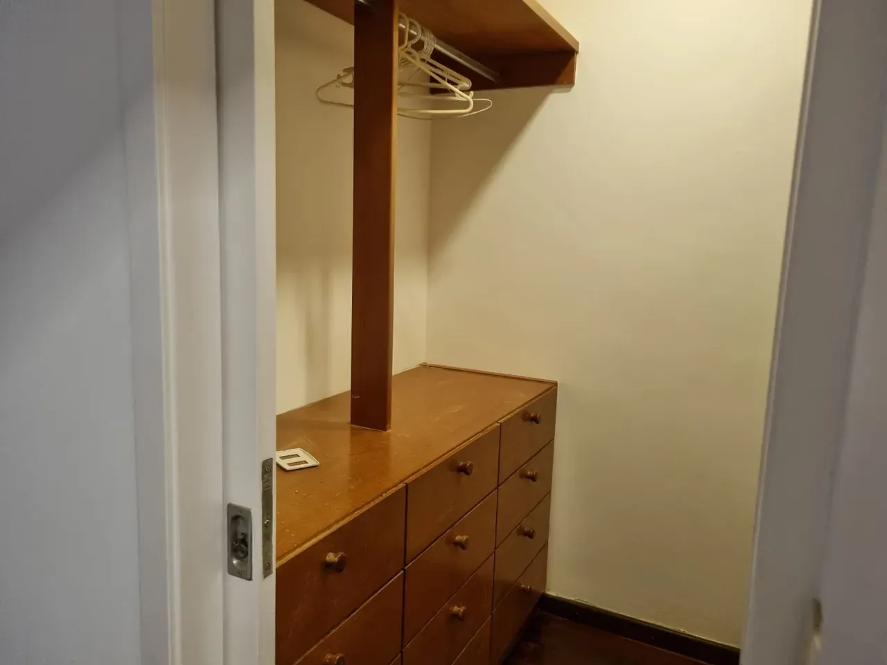 Walk-in closet in a 4-bedroom apartment, 185 m² — photo 8