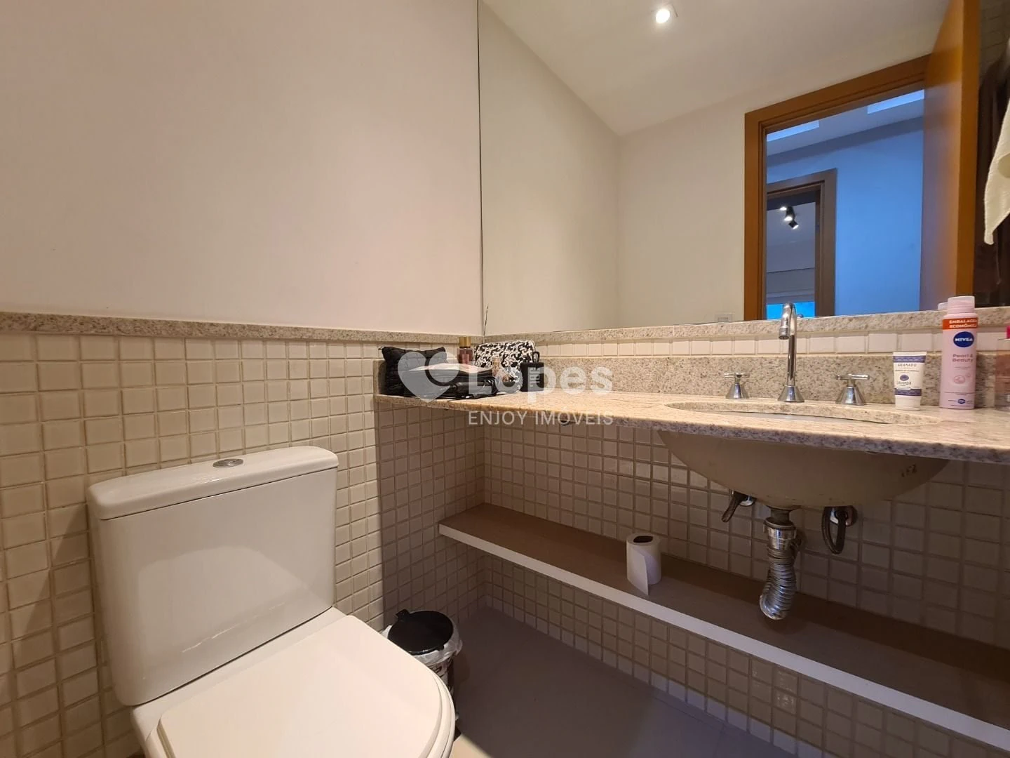 Furnished 2-bedroom apartment with a desk and 71 m² — photo 23