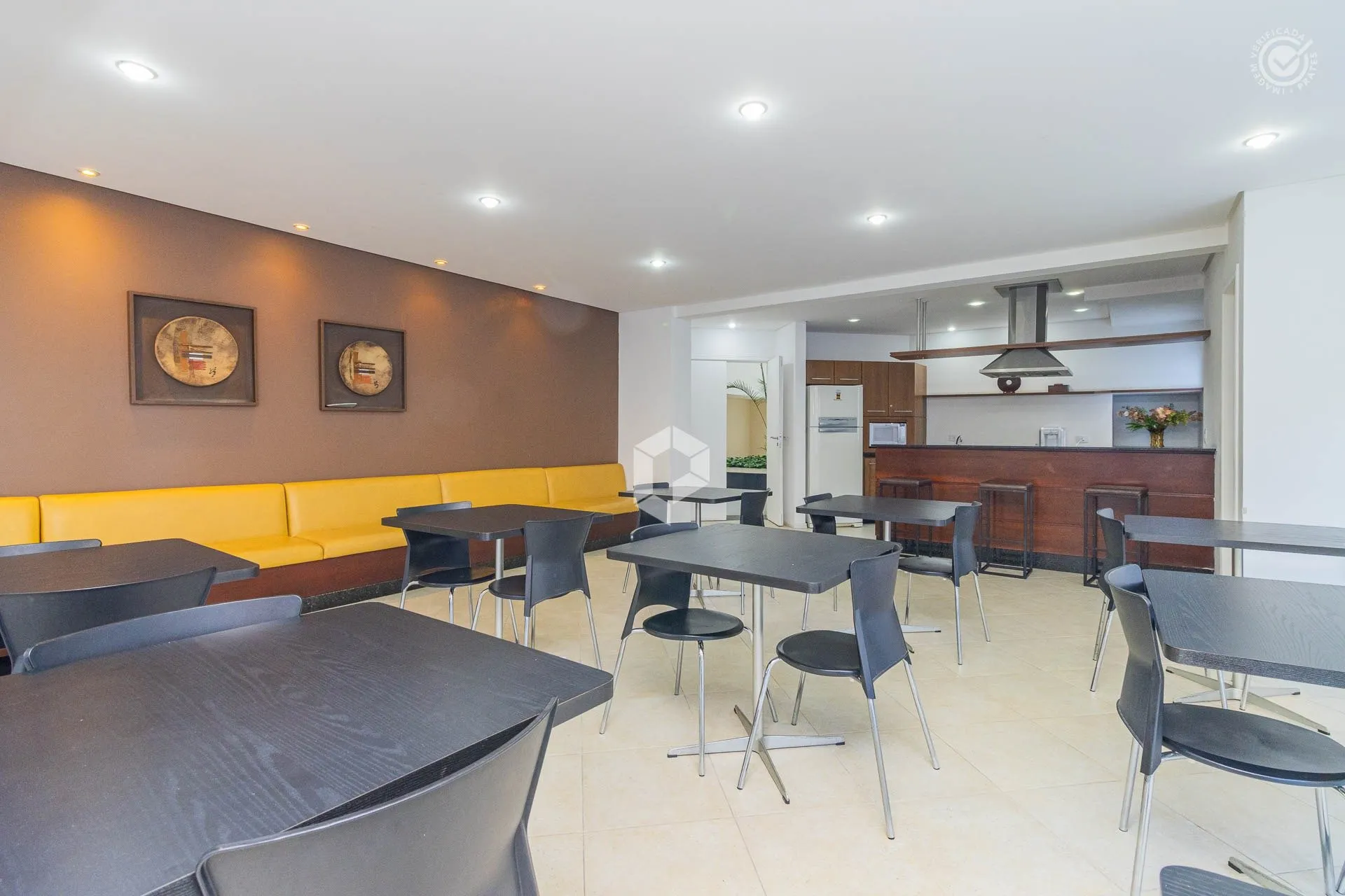 Furnished 1-bedroom apartment with a private BBQ — photo 22