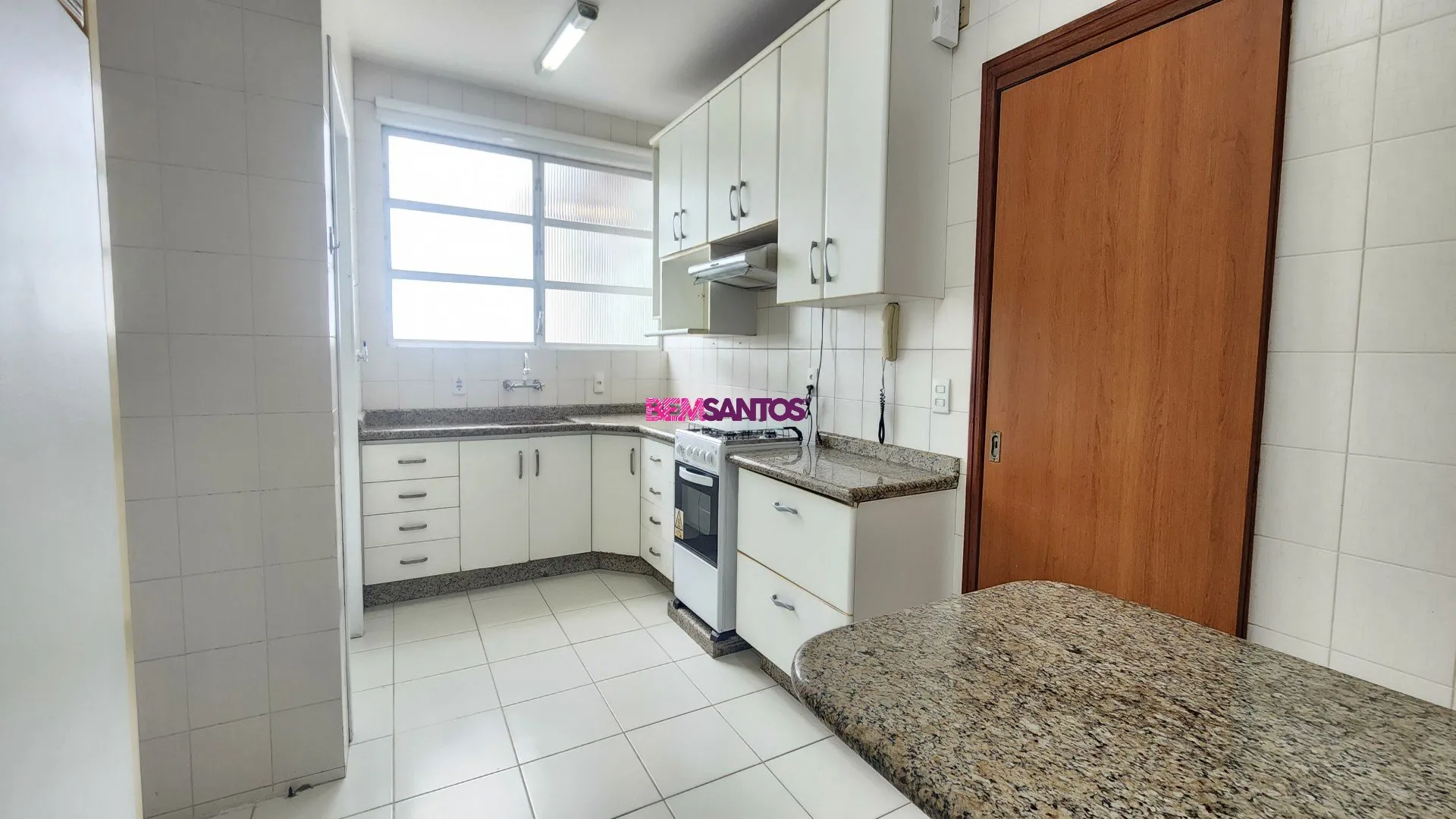 Furnished 4-bedroom apartment with a balcony — photo 10
