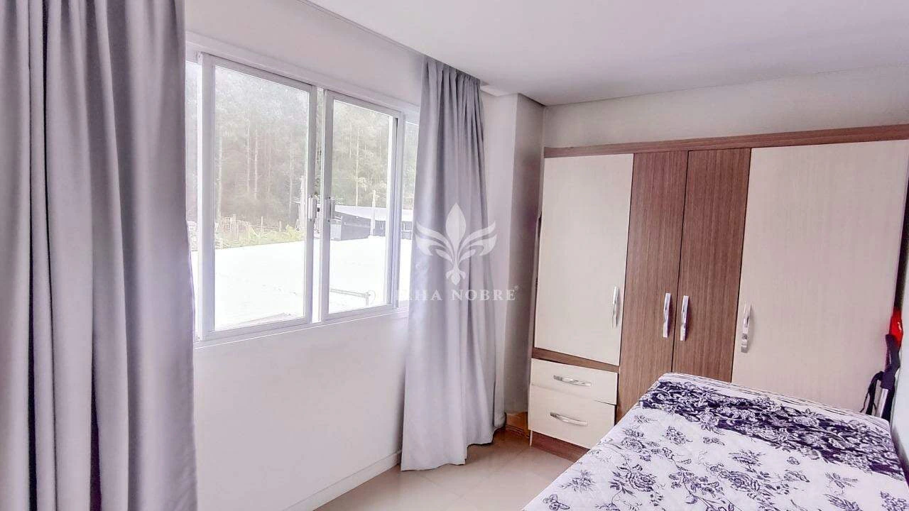 Glass-enclosed balcony in a 4-bedroom house, 400 m² — photo 10