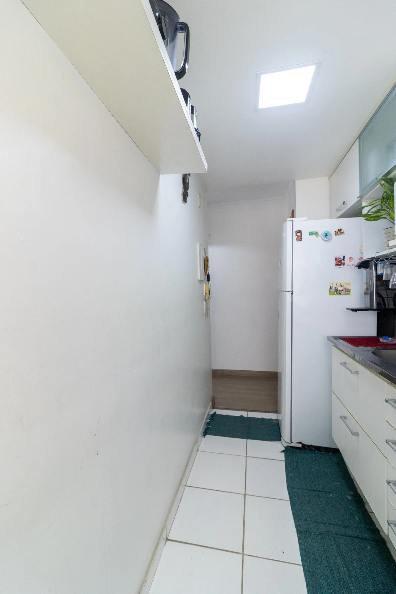 Furnished 2-bedroom apartment with balcony — photo 43