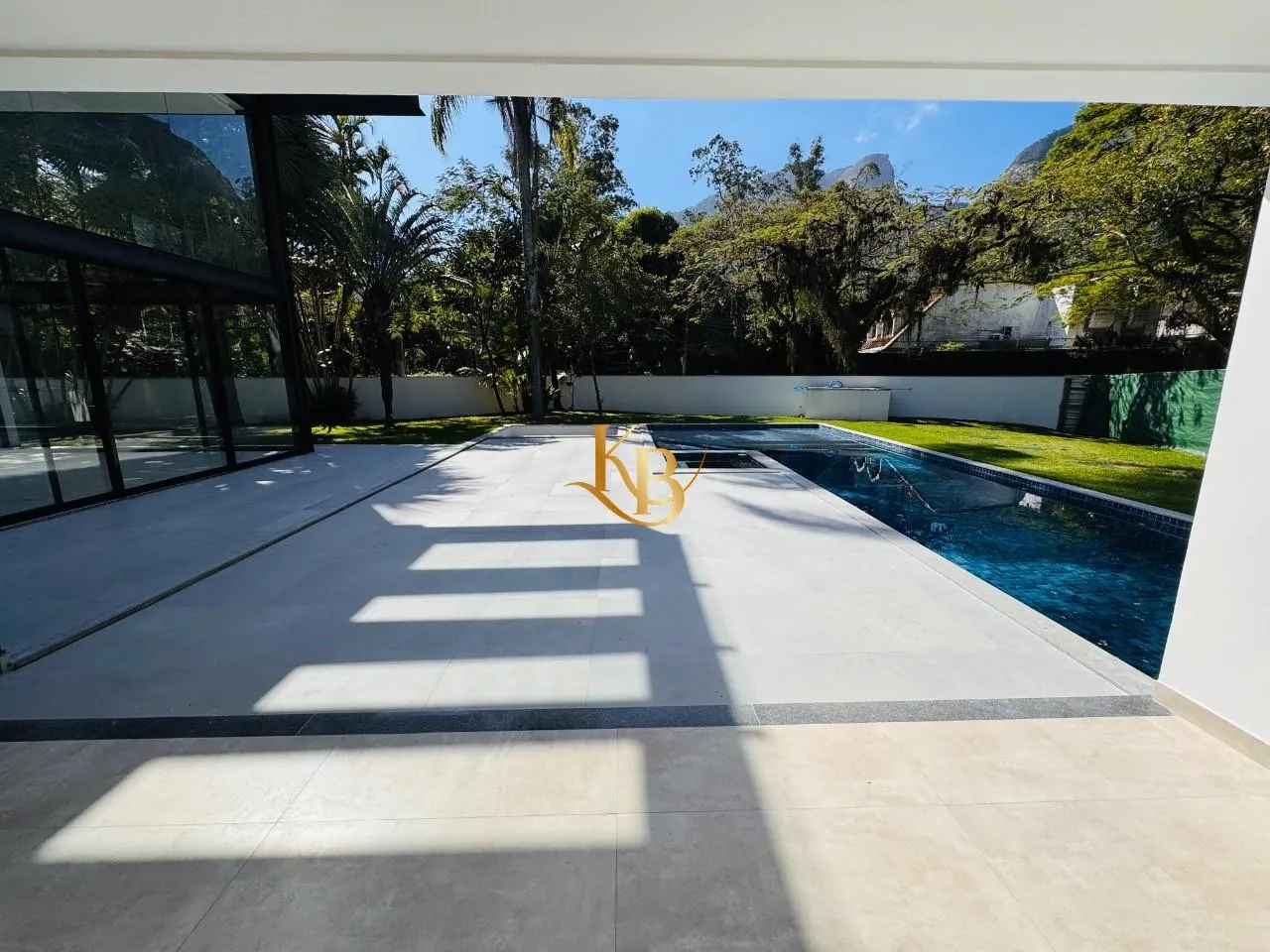 Casa com 5 quartos e área de piscina ao ar livre — photo 12