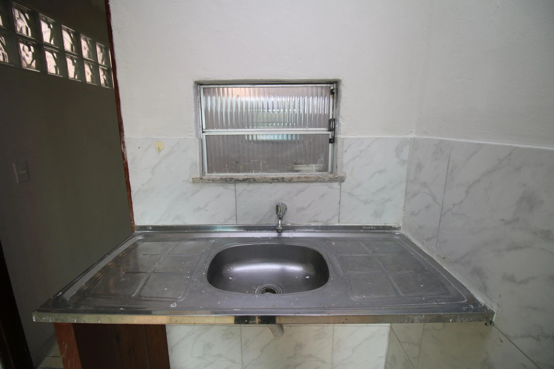 Unfurnished studio with 1 bedroom and a gas stove