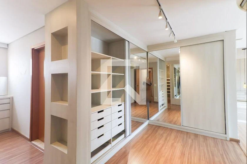 266 m² apartment with a bathtub and a walk-in closet — photo 7