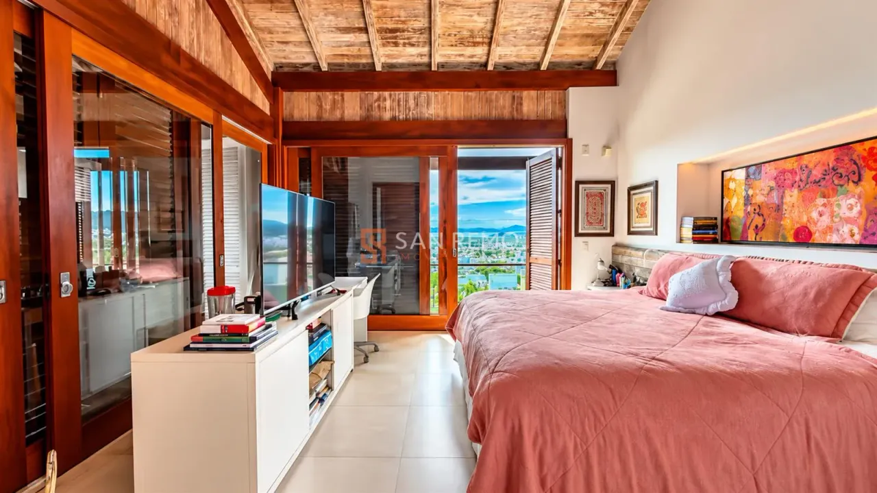 Balcony with a grill in a 5-bedroom house, 689 m² — photo 18
