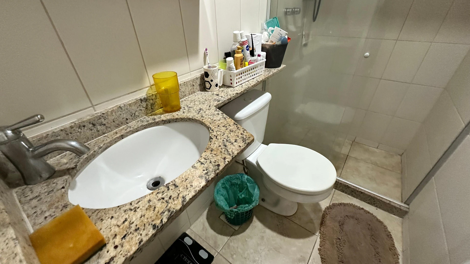 Furnished 2-bedroom apartment with open-plan kitchen — photo 17