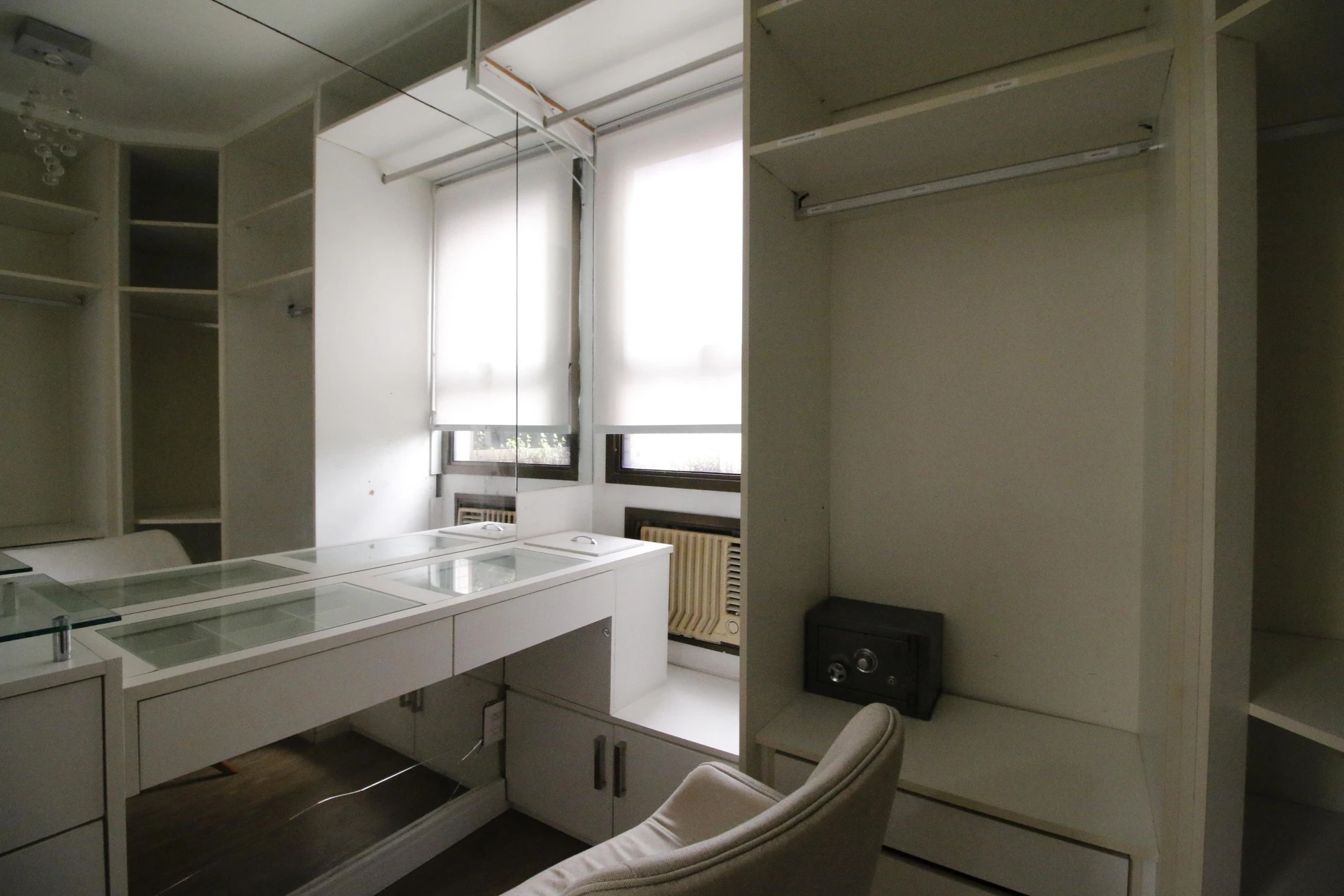 Walk-in closet in a 2-bedroom apartment, 90 m² — photo 35