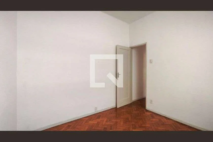 One-bedroom apartment with wood or laminate floors — photo 20