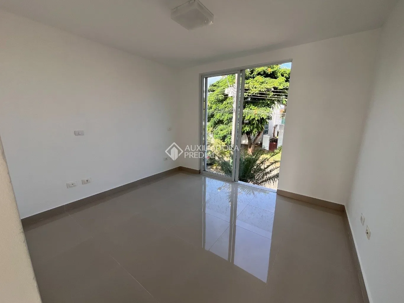 Floor-to-ceiling windows in a 3-bedroom house, 220 m² — photo 22