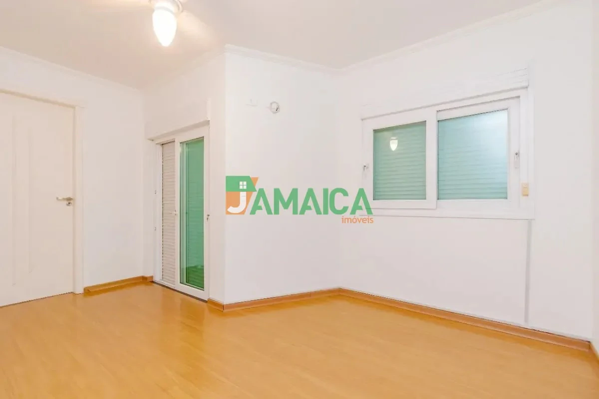 140 m² house with a home office and a walk-in closet — photo 14