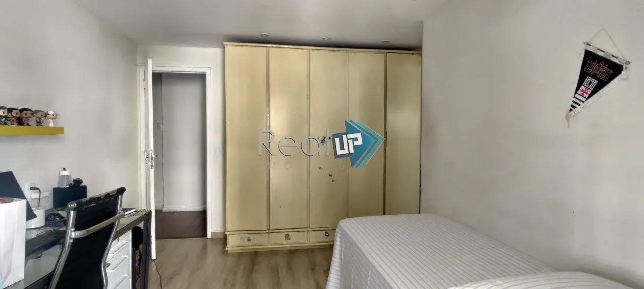 Unfurnished apartment with 3 bedrooms and a glazed balcony — photo 15