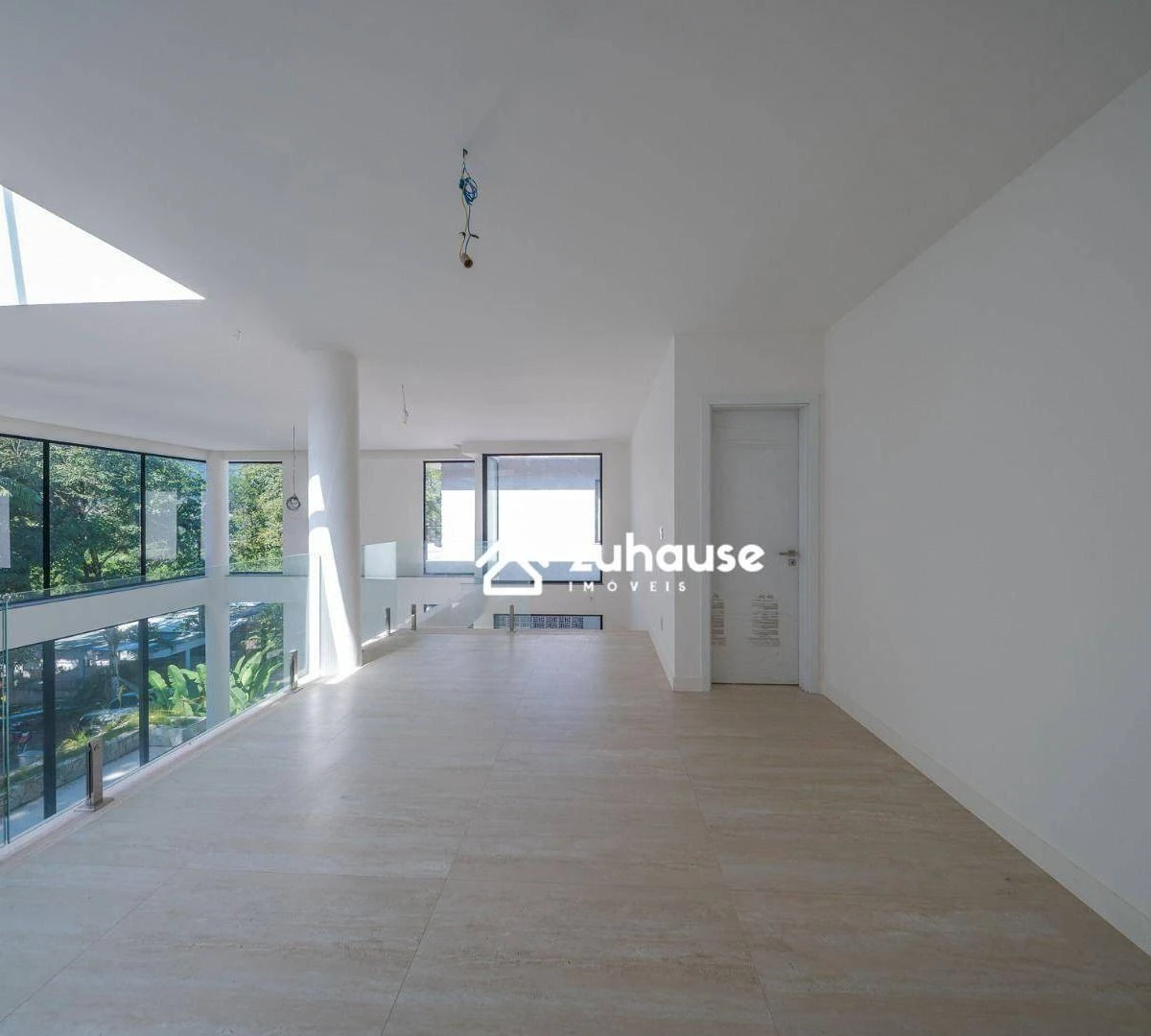 Modern house with 5 en-suite bedrooms and 811 m² — photo 3
