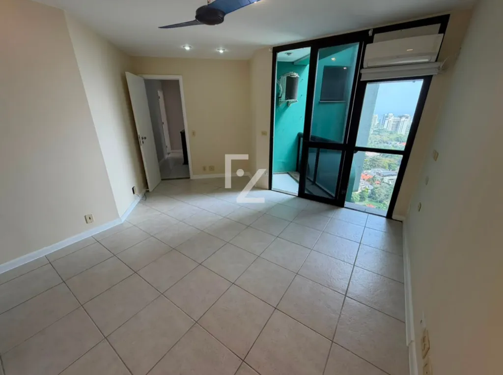 Duplex apartment on the 20th floor with city and water views — photo 37