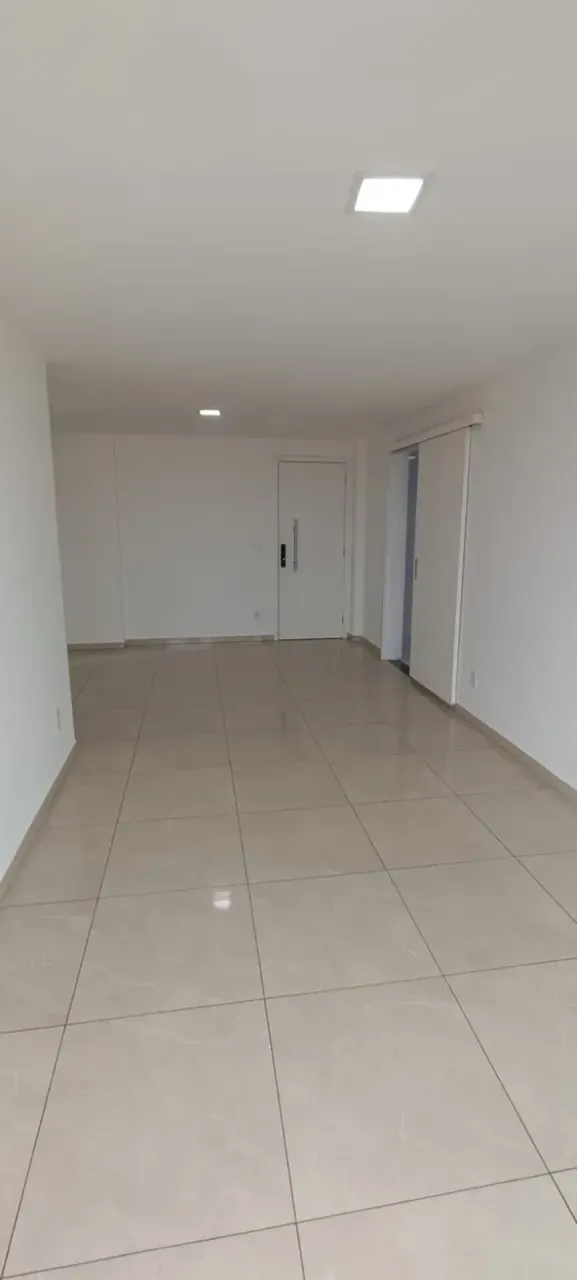 Unfurnished 3-bedroom apartment with laundry area — photo 11