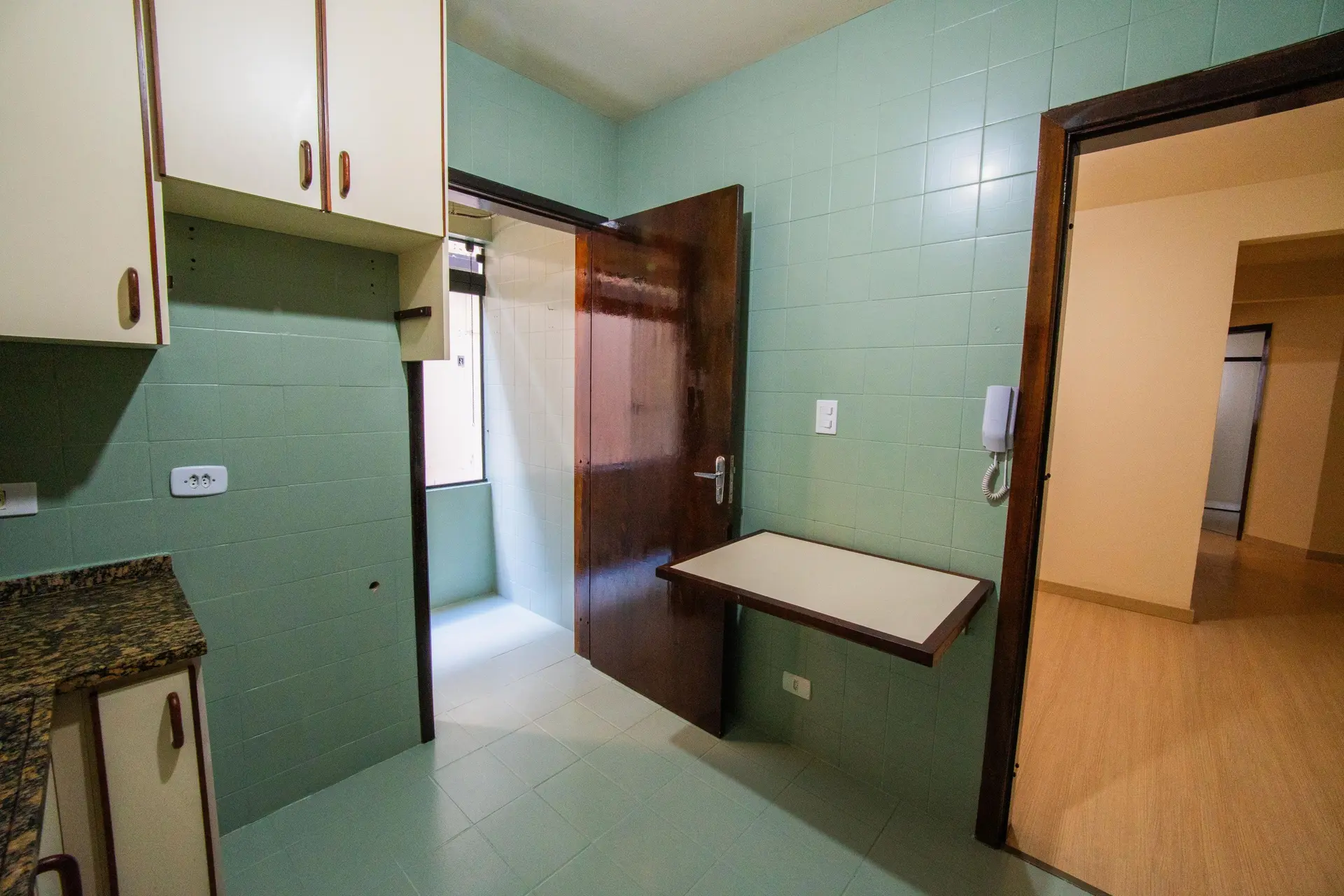 2-bedroom apartment with wood or laminate floors — photo 39