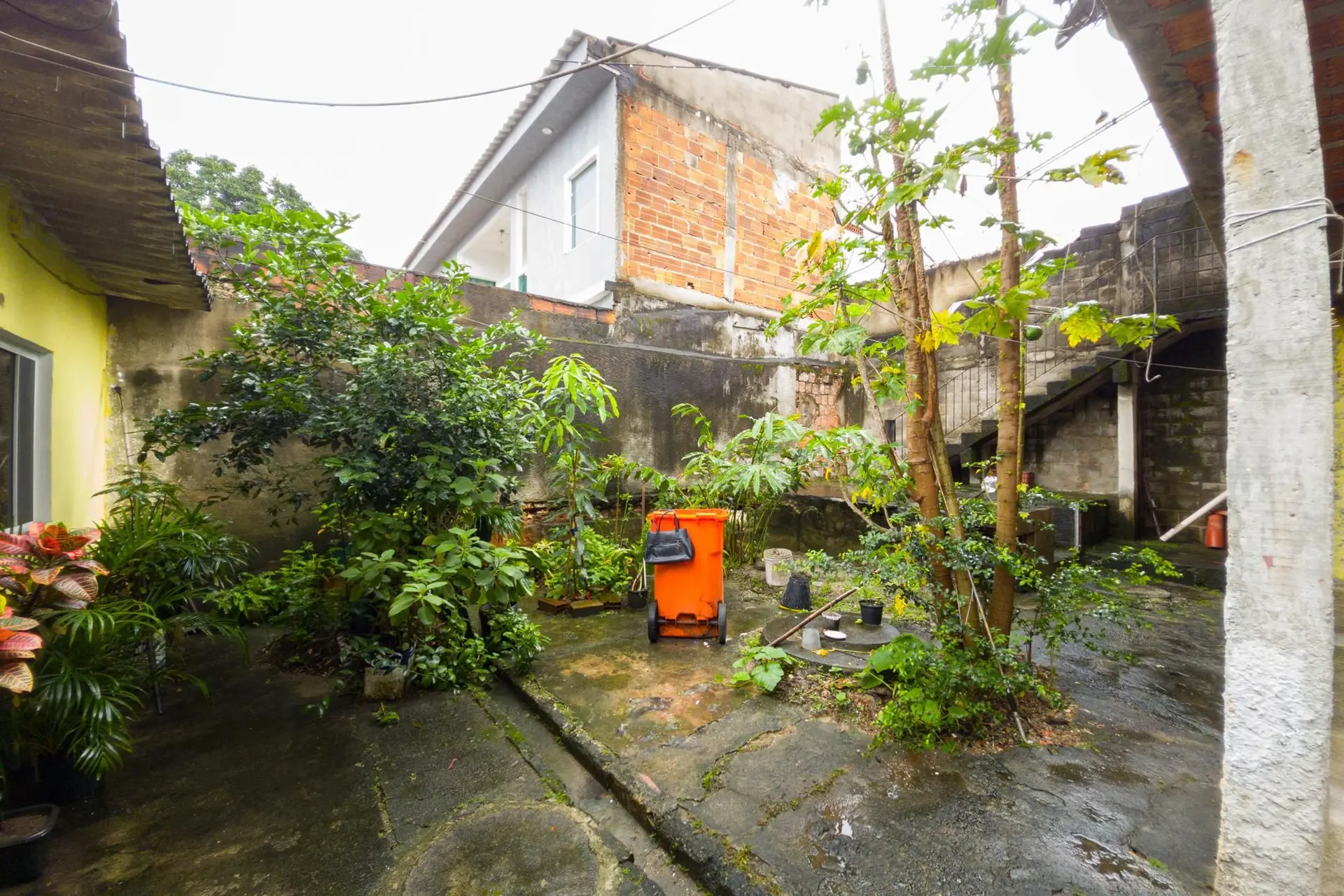 360 m² house with a home office and a garden — photo 52