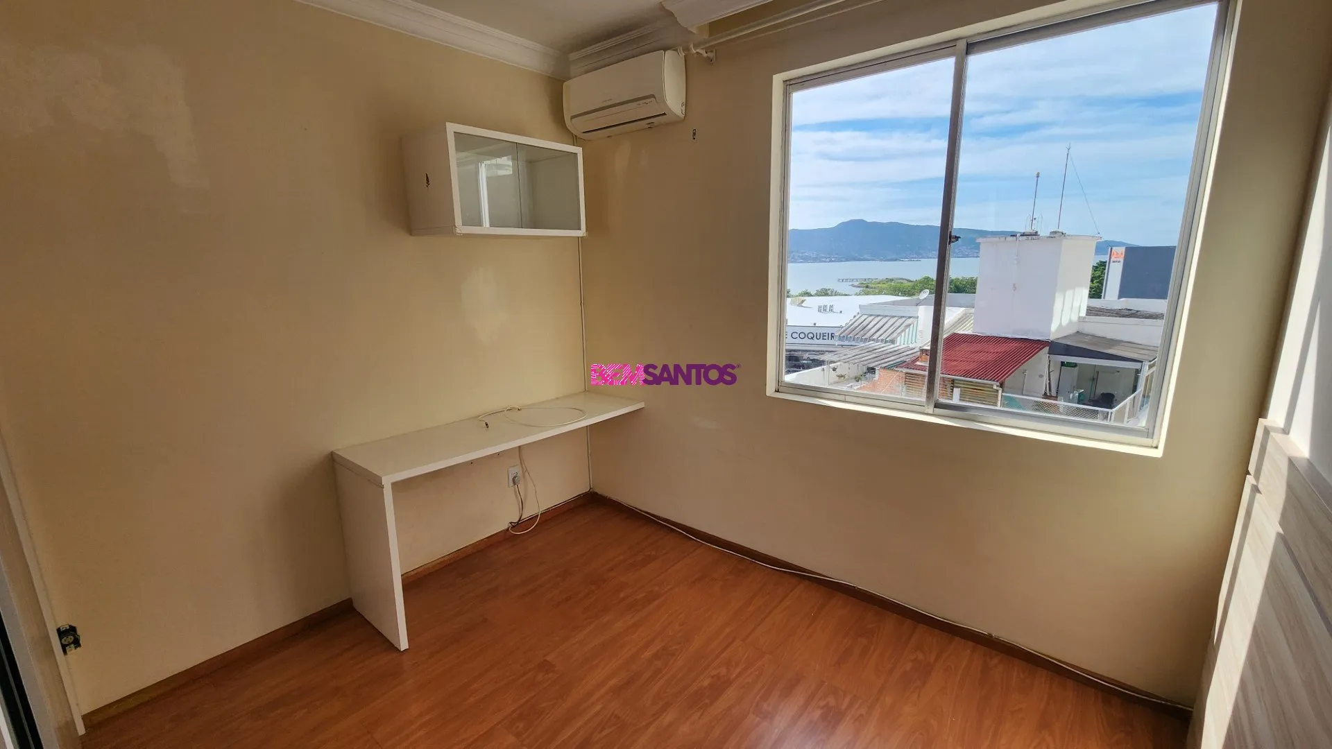 Furnished 4-bedroom apartment with a balcony — photo 27