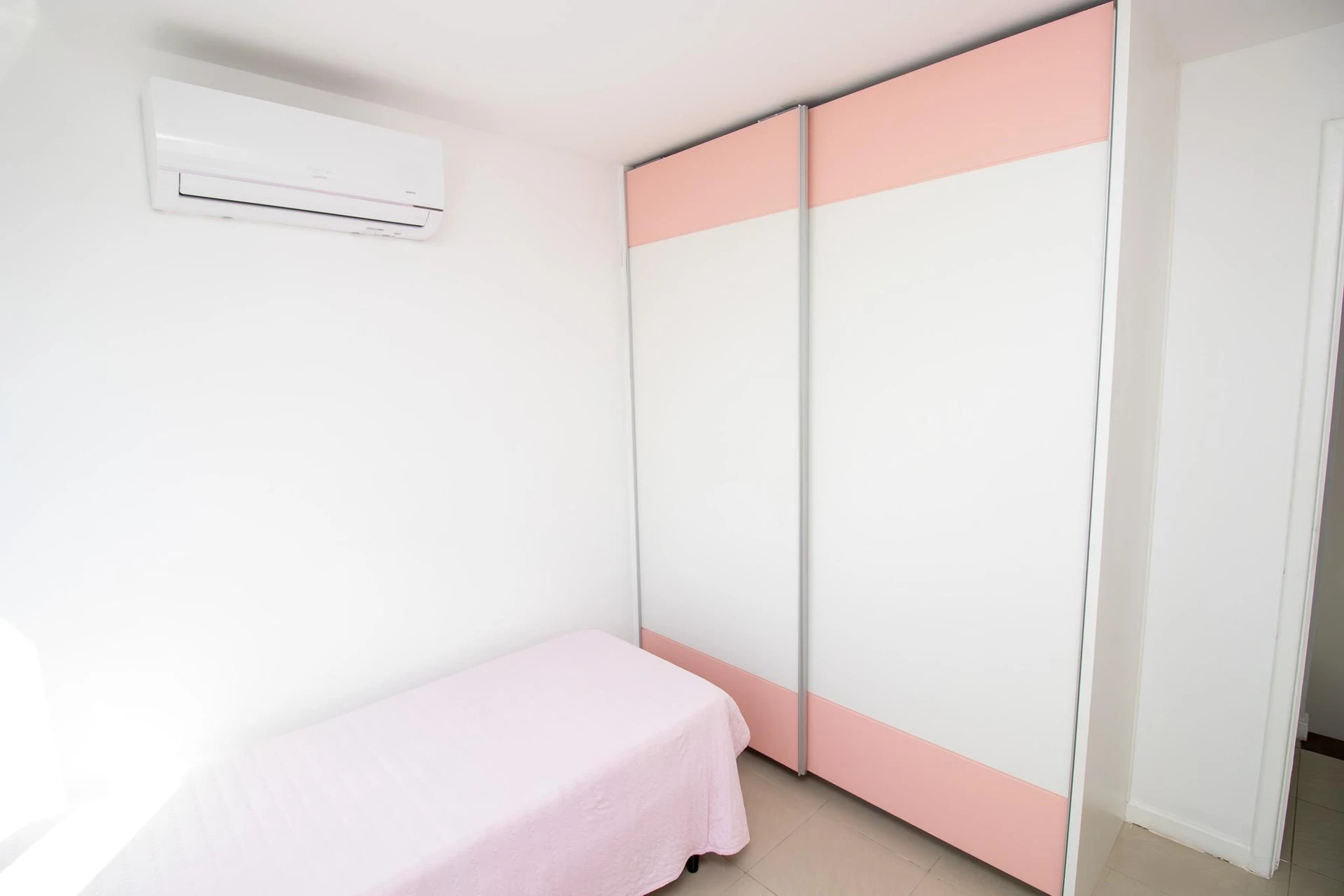 3-bedroom apartment with a glass-enclosed balcony — photo 33