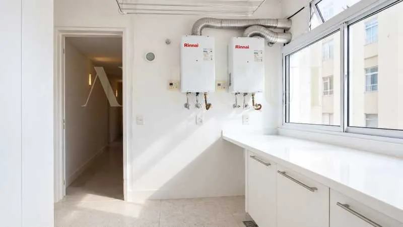 3-bedroom apartment in a building with a pool — photo 25
