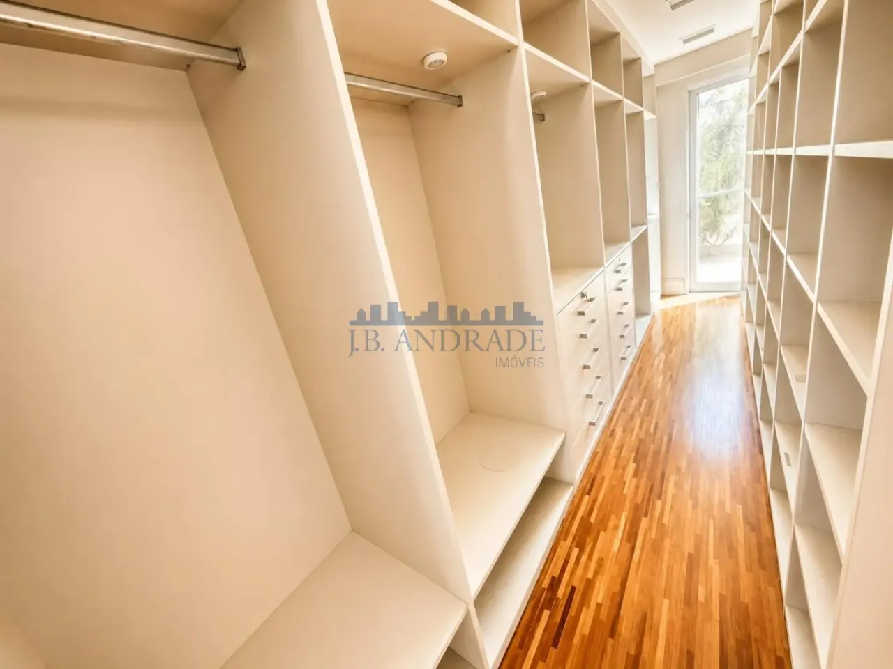 Furnished apartment with 4 bedrooms, 3 bathrooms and a balcony — photo 12