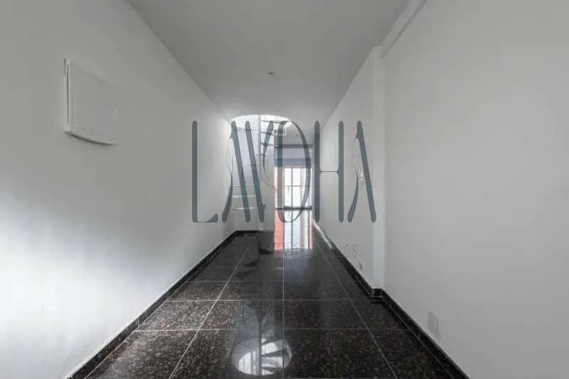 Duplex top-floor apartment with enclosed balcony — photo 18