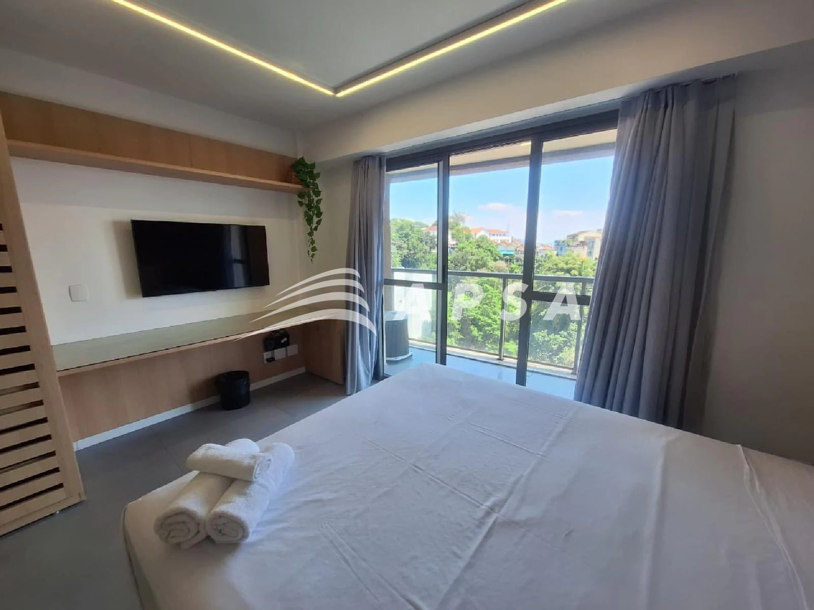 One-bedroom apartment in a building with a coworking space — photo 10