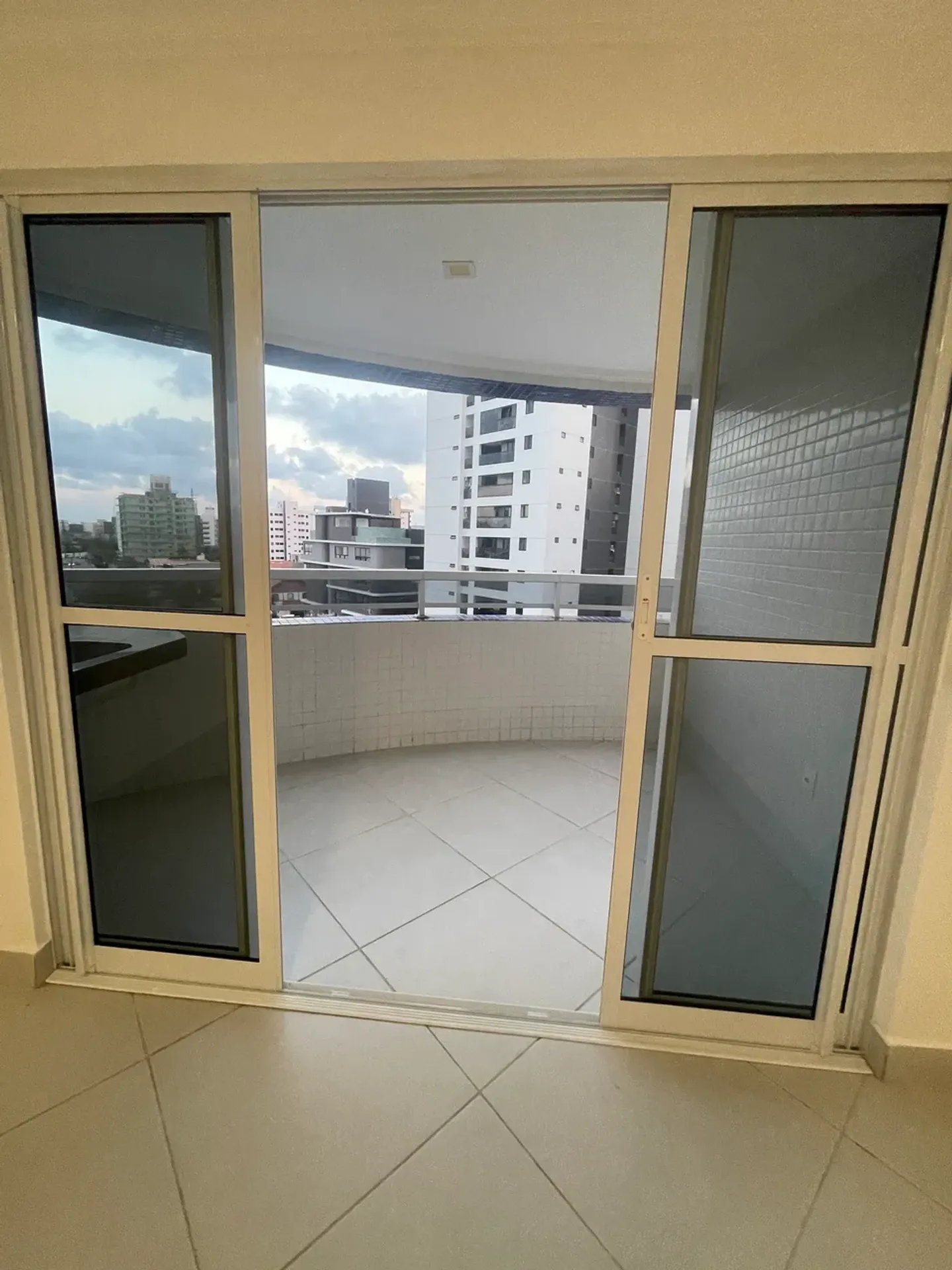 Glass-enclosed balcony in a 4-bedroom apartment, 115 m² — photo 42