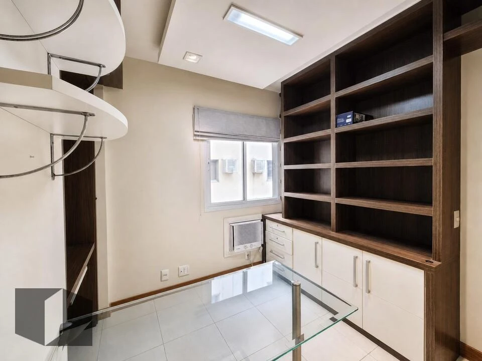 Walk-in closet in a 3-bedroom apartment, 122 m² — photo 15