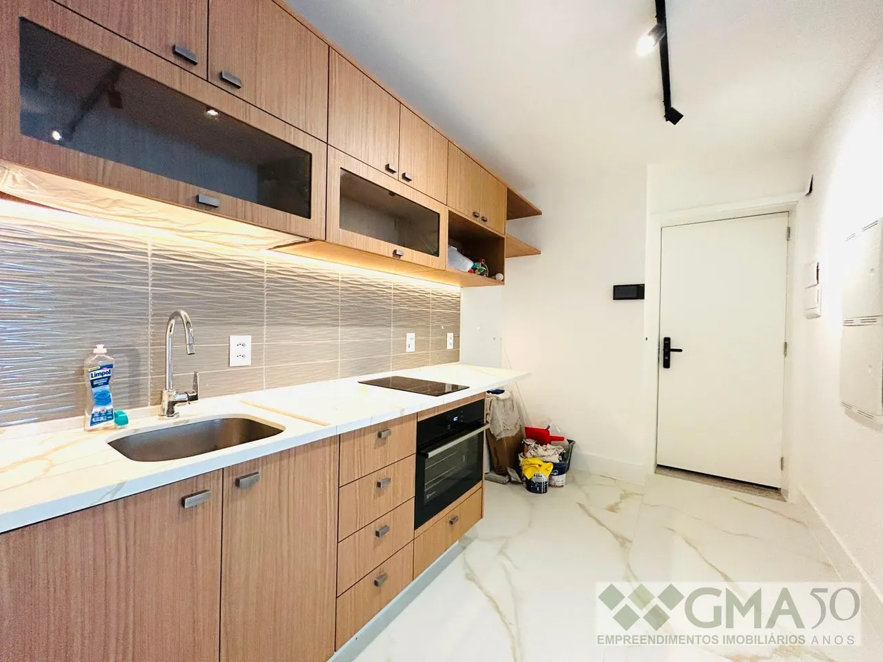 Unfurnished 1-bedroom apartment with open-plan kitchen — photo 2