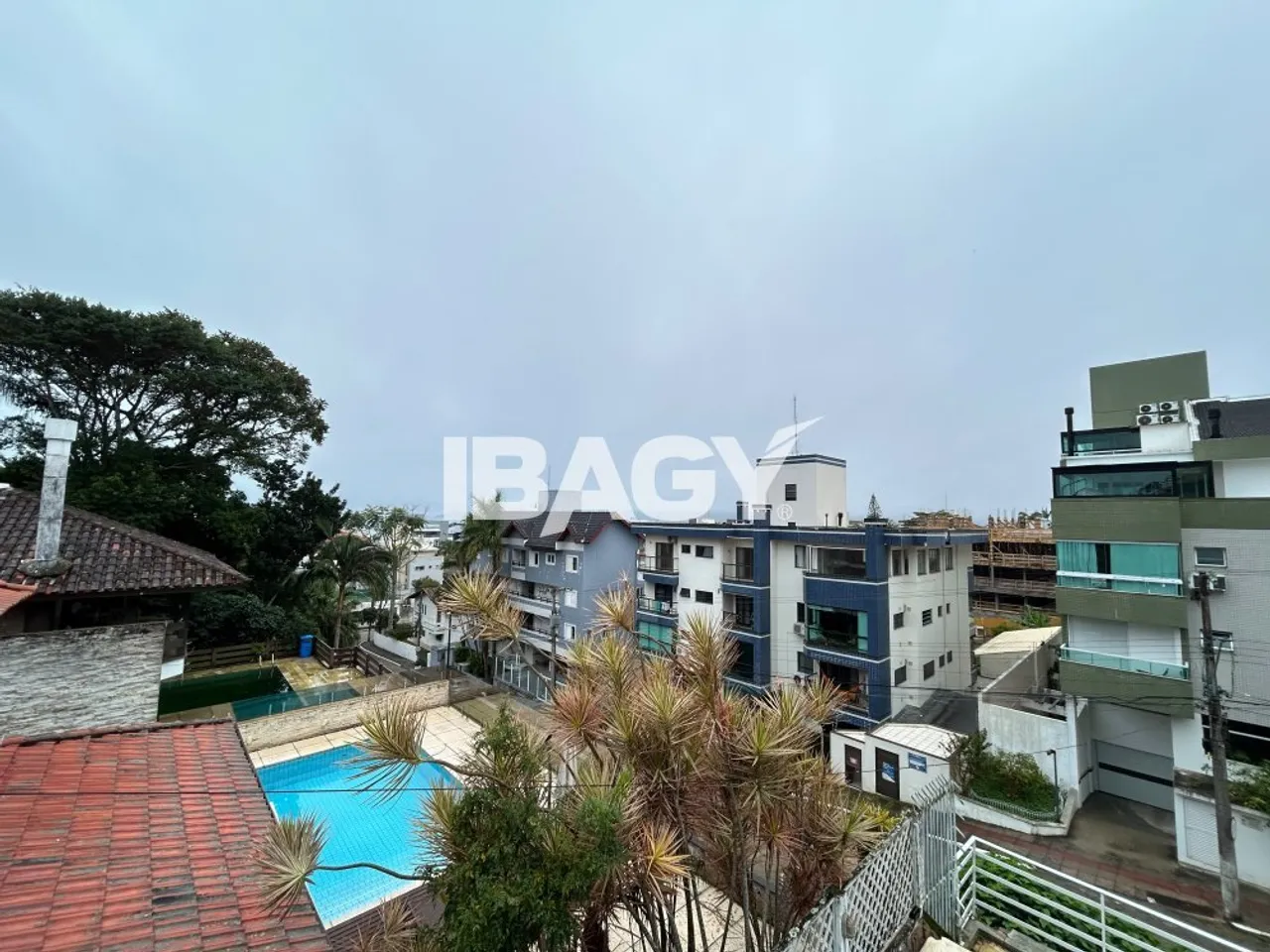 Casa amueblada con cocina cerrada y zona de lavandería — photo 14