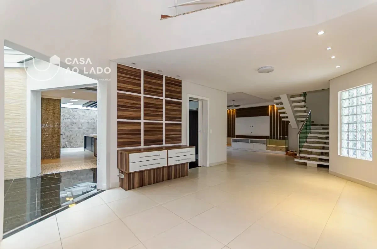Balcony with a grill in a 3-bedroom house, 264 m² — photo 15