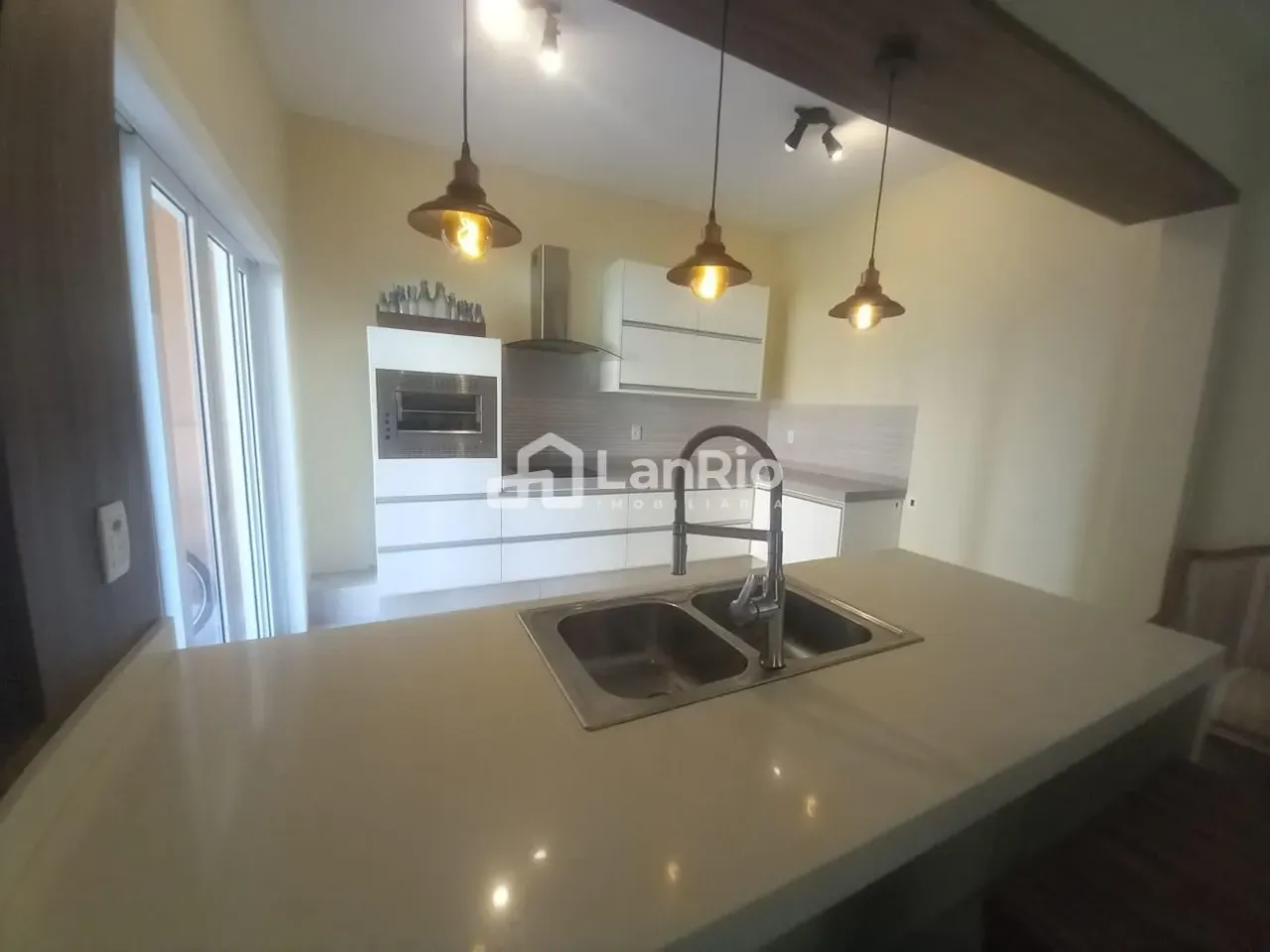 4-bedroom house with 5 bathrooms and open-plan kitchen