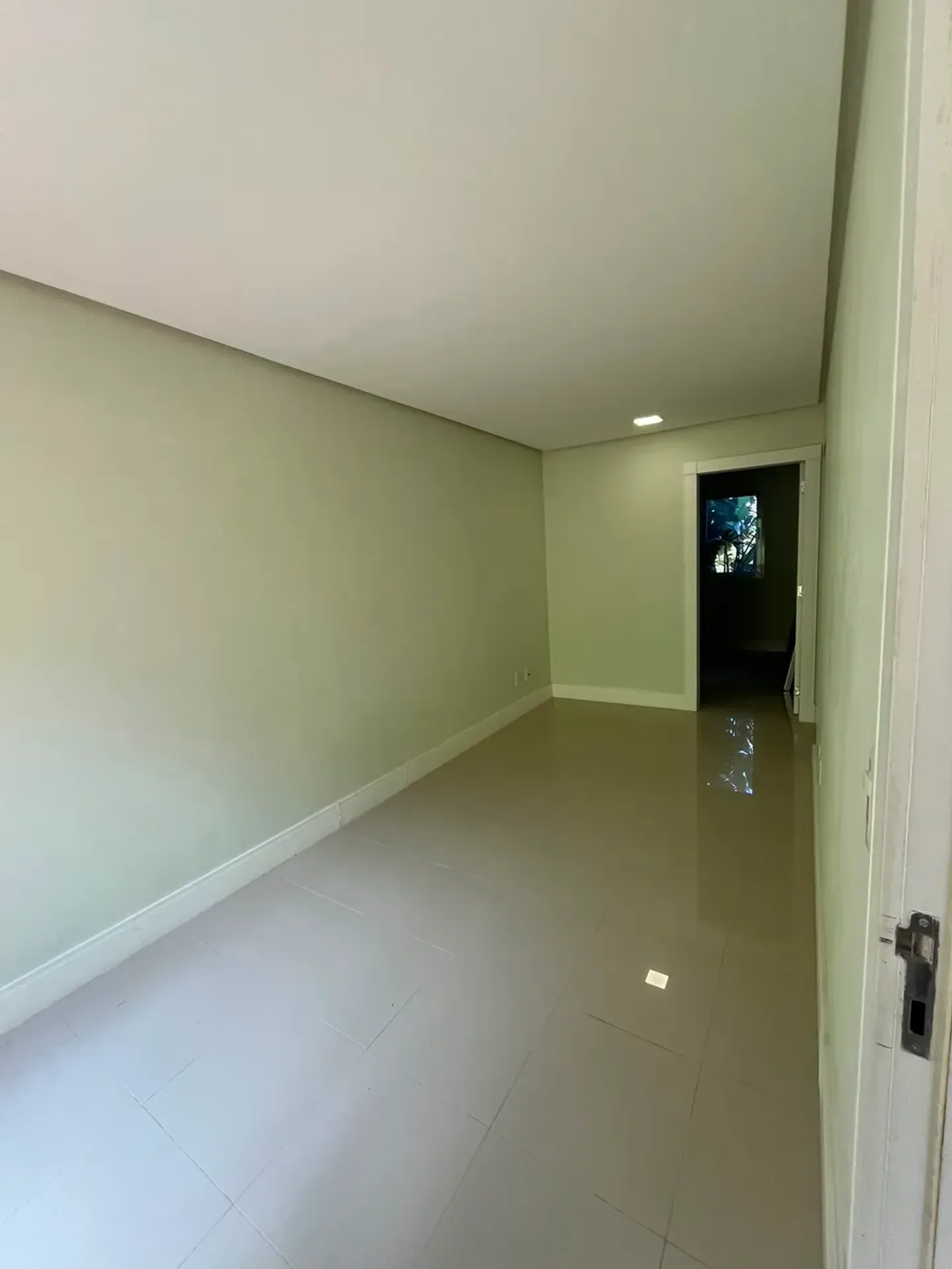 Casa de 1000 m² con vista al agua y chimenea — photo 62