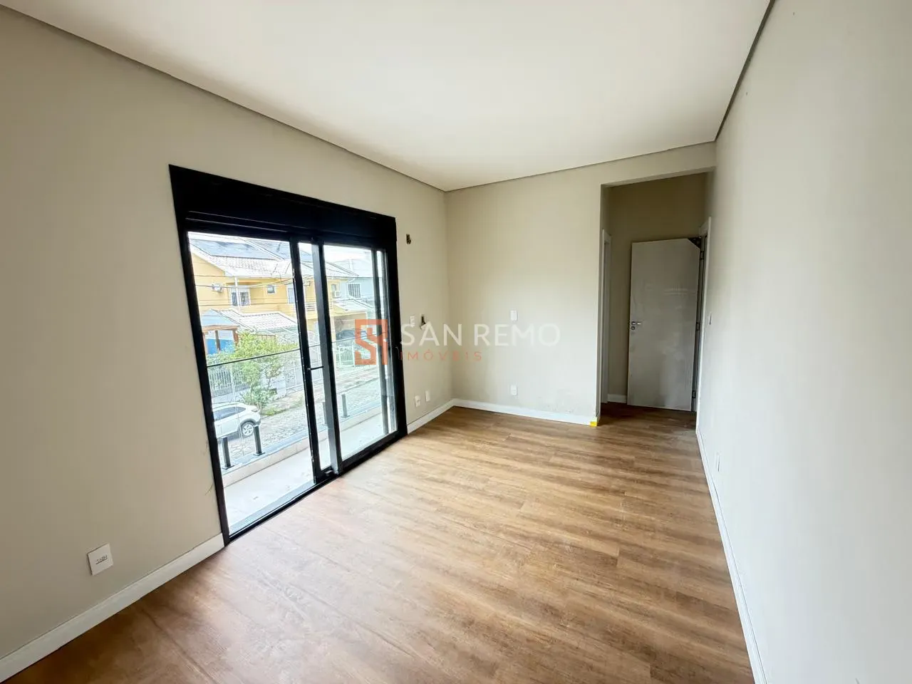House, 158 m², with a glass-enclosed balcony