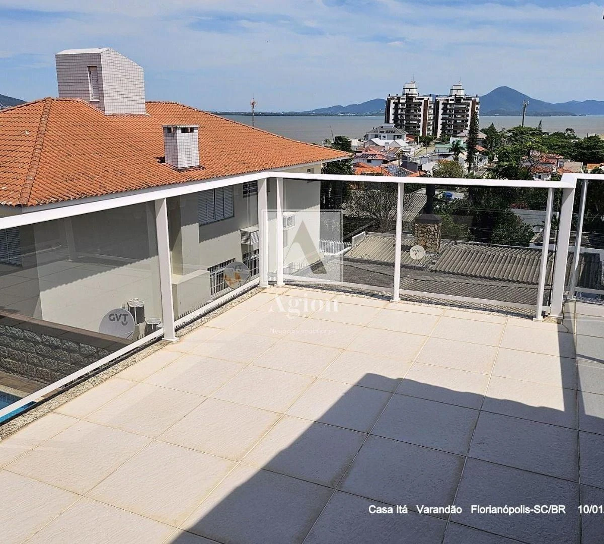 Vista al agua y 3 dormitorios: casa de 405 m² — photo 7