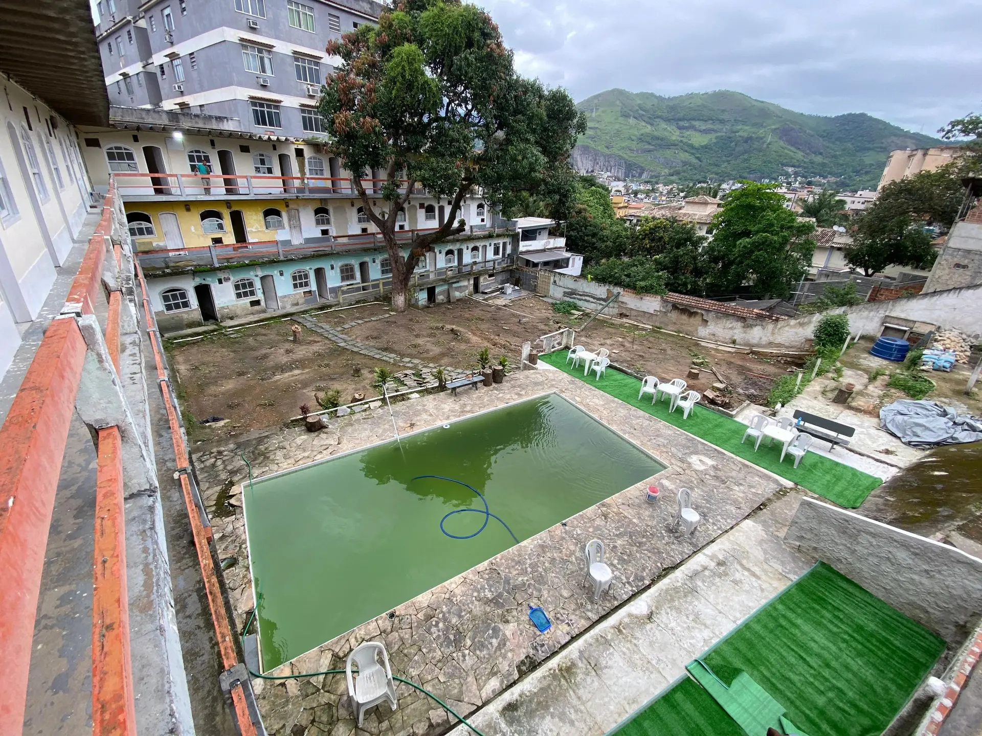 Studio in a building with a pool — photo 11