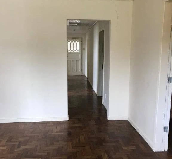 House with 3 bedrooms and wood floors — photo 7