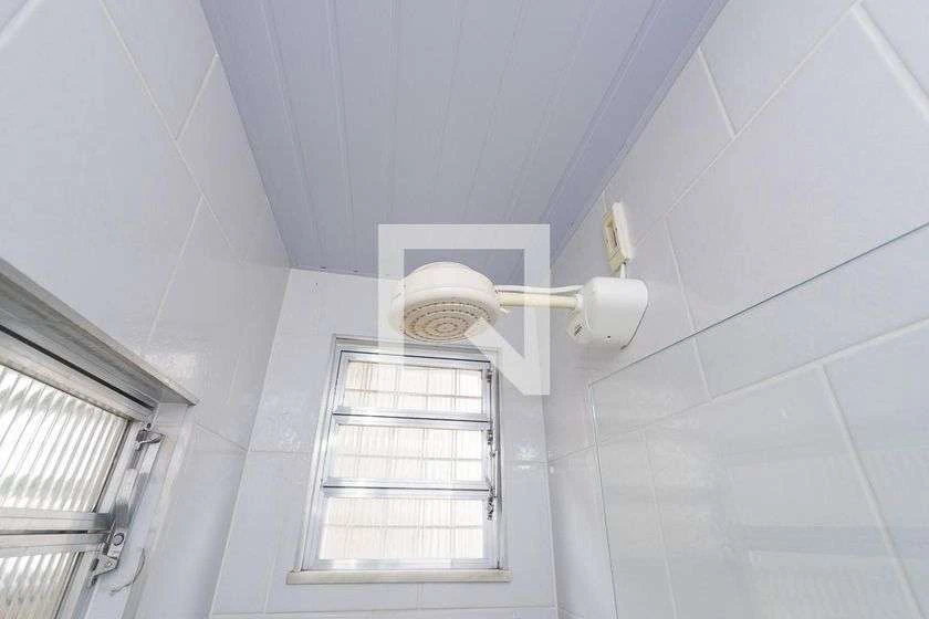 Apartamento de 1 quarto com box de vidro no banheiro — photo 18