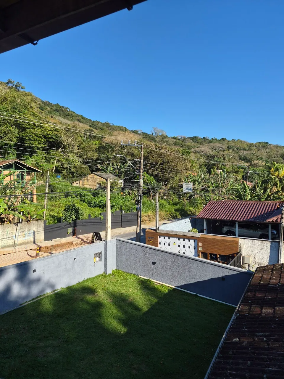 2-bedroom unfurnished apartment with mountain views