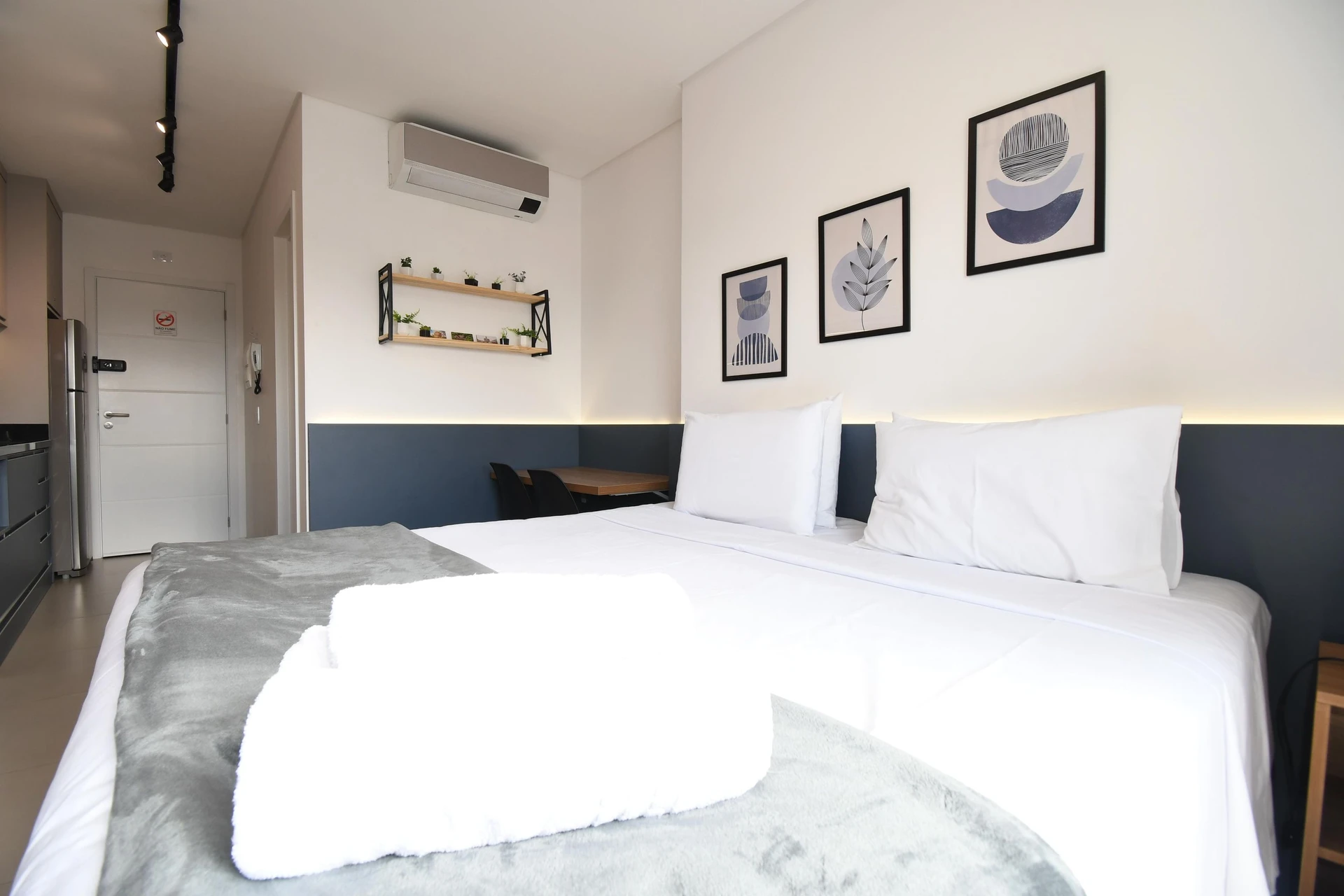 Furnished studio, 25 m², with floor-to-ceiling windows — photo 6