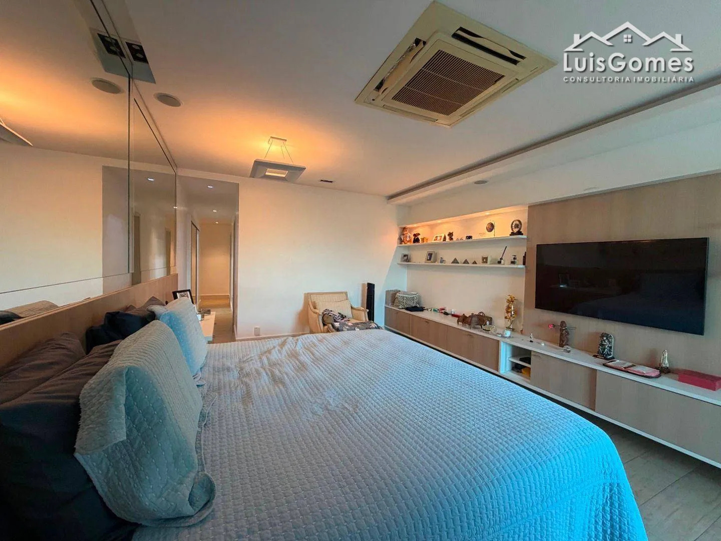 Furnished apartment with 4 bedrooms and 5 bathrooms — photo 22