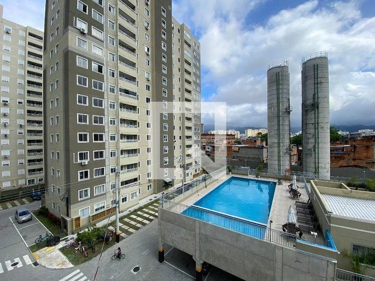 One-bedroom apartment in a building with a pool — photo 17